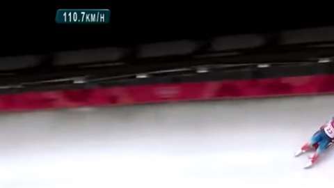 Emily Sweeney no pudo controlar el trineo y se impactó