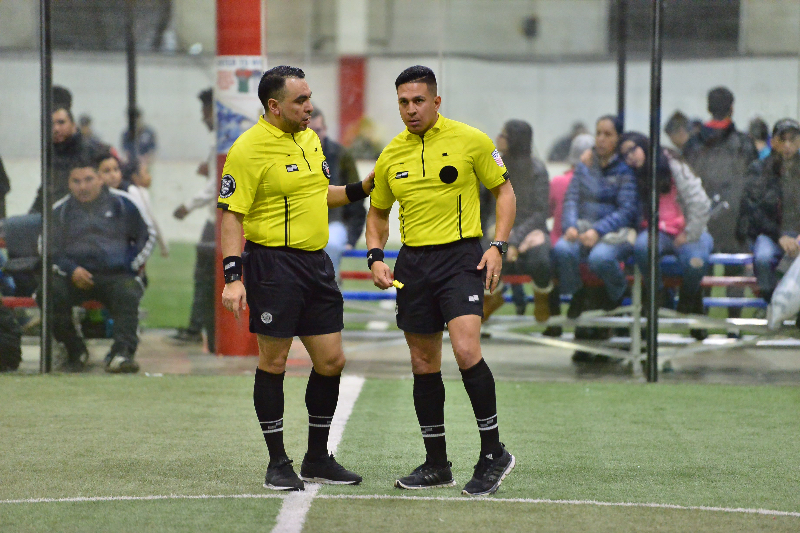 Edmundo Ramírez y Leo Zúñiga son árbitros en la Liga Latinoamericana. (Javier Quiroz / La Raza)