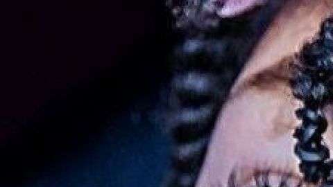 Aria Elisson desarrolló vitíligo tras padecer meningitis.