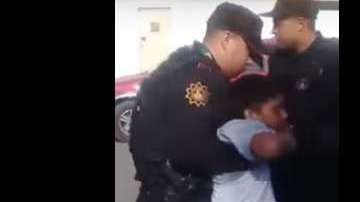 El niño fue detenido en el estacionamiento de “Mi Tienda del Ahorro”.