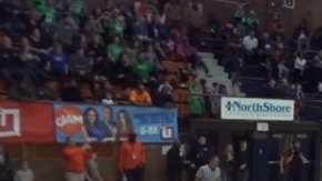 Blake Peters logró un enceste de un lado a otro en dos segundos