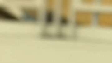 Adolescentes de un área de bajos ingresos de Boston seleccionando los vestidos donados por el proyecto ‘Believe in Yourself’.