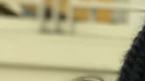 Adolescentes de un área de bajos ingresos de Boston seleccionando los vestidos donados por el proyecto ‘Believe in Yourself’.