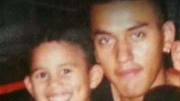 José Benavidez con sus dos hijos, José Jr. y David.