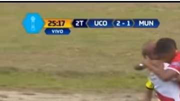 Ambos jugadores se dieron un curioso beso, después de un pleito