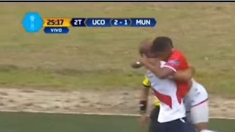 Ambos jugadores se dieron un curioso beso, después de un pleito