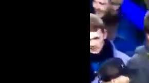 Dan Burn fue besado en la boca por un aficionado del Wigan