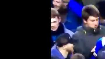 Dan Burn fue besado en la boca por un aficionado del Wigan