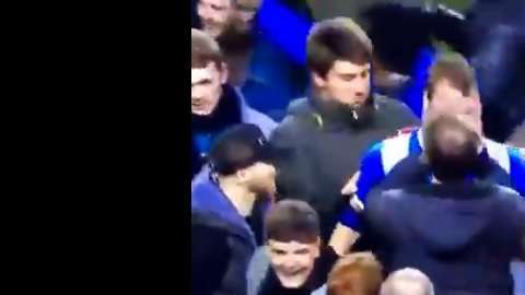 Dan Burn fue besado en la boca por un aficionado del Wigan