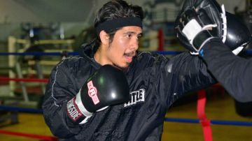 Oscar Ortiz se preparó para su debut en el gimnasio Oakley Fight Club. (Javier Quiroz / La Raza)