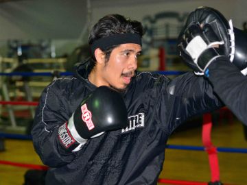 Oscar Ortiz se preparó para su debut en el gimnasio Oakley Fight Club. (Javier Quiroz / La Raza)