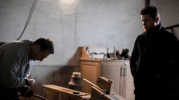 Canelo observa el método tradicional de fabricación de un barril.