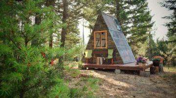 Una cabaña construída con materiales reciclables se convierte en un sueño vacacional.
