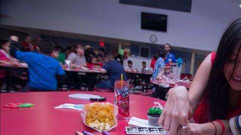 Desde pequeños, motívalos a descubrir el mundo y fomenta sus intereses personales.