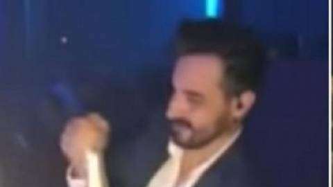 No pudo cargar la botella y se le cayó. Foto Especial