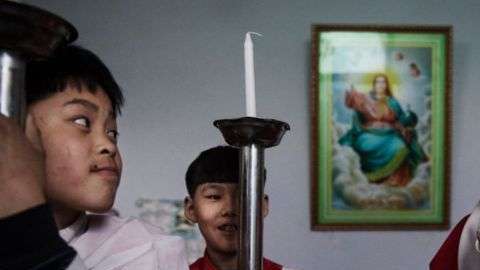 Un cura varios y monaguillos de la iglesia clandestina china se preparan para celebrar una procesión por el Domingo de Ramos cerca de Shijiazhuang, en la provincia de Hebei.