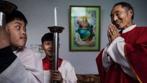 Un cura varios y monaguillos de la iglesia clandestina china se preparan para celebrar una procesión por el Domingo de Ramos cerca de Shijiazhuang, en la provincia de Hebei.