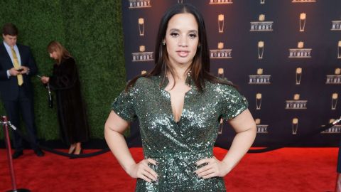 Dascha Polanco en la alfombra roja del NFL Honors con un vestido de Pascal Millet.