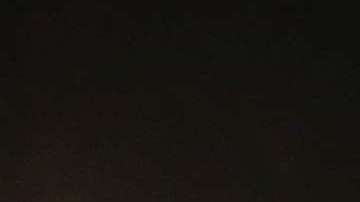 Un grupo de inmigrantes indocumentados espera abrodar un avión que los llevará de regreso a su país.