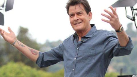 Charlie Sheen vuelve a prenderle fuego a Hollywood.