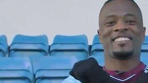 El veterano Patrice Evra es el nuevo fichaje del West Ham.