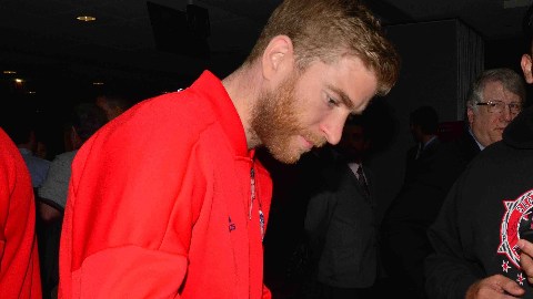 Chicago Fire hizo la presentación oficial del equipo, en la foto Michael de Leeuw firma una bufanda. (Javier Quiroz / La Raza)