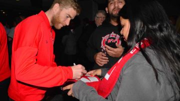 Chicago Fire hizo la presentación oficial del equipo, en la foto Michael de Leeuw firma una bufanda. (Javier Quiroz / La Raza)