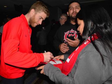 Chicago Fire hizo la presentación oficial del equipo, en la foto Michael de Leeuw firma una bufanda. (Javier Quiroz / La Raza)