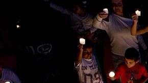 La gente enciende velas durante la Hora de la Tierra en Plaza Jardin en Cali, Colombia.LUIS ROBAYO/AFP