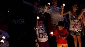 La gente enciende velas durante la Hora de la Tierra en Plaza Jardin en Cali, Colombia.LUIS ROBAYO/AFP