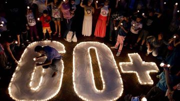 La gente enciende velas durante la Hora de la Tierra en Plaza Jardin en Cali, Colombia.LUIS ROBAYO/AFP