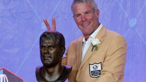 Brett Favre al ser entronizado al Salón de la Fama del Fútbol Americano en Canton, Ohio.