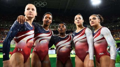 Madison Kocian, Gabrielle Douglas, Simone Biles, Alexandra Raisman y Lauren Hernandez del equipo de gimnasia de EEUU. (Foto: Laurence Griffiths/Getty Images)