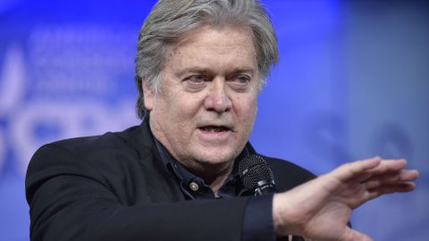 Bannon da respuestas enlatadas a Comité de Inteligencia.