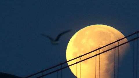 Así se vio la superluna de sangre azul en San Francisco, California.