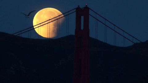 Así se vio la superluna de sangre azul en San Francisco, California.