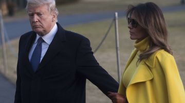 La pareja presidencial tradicionalmente camina de la Casa Blanca al Marine One.