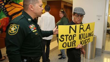 Un residente de Florida pide a NRA: "Deja de matar a nuestro chicos".