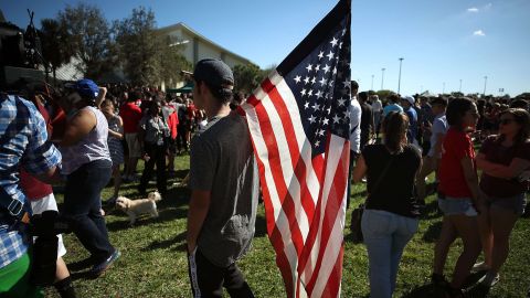 El tiroteo en Florida desata movimiento para controlar armas.