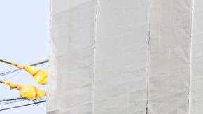 Autoridades japonesas en el sitio del hallazgo de la cabeza.  JIJI PRESS/AFP/Getty Images