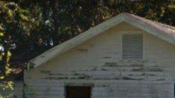 En el interior de esta cabaña abandonada se ve algo aterrador.