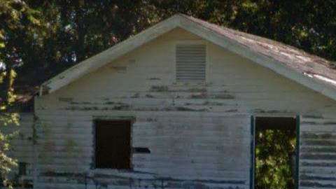 En el interior de esta cabaña abandonada se ve algo aterrador.