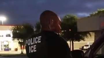 Los agentes de ICE pueden detener a una persona mientras circula en su auto.