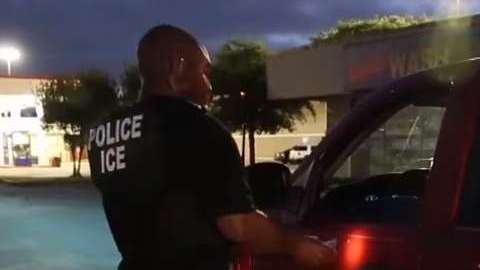 Los agentes de ICE pueden detener a una persona mientras circula en su auto.