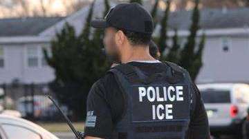 "La Migra" esperó al científico en el jardín frontal de su casa.