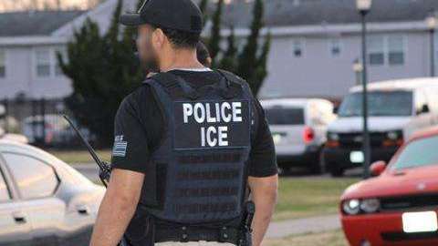 "La Migra" esperó al científico en el jardín frontal de su casa.