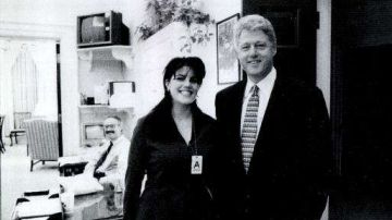 La ex becaria de la Casa Blanca Monica Lewinsky junto al presidente Bill Clinton en un acto de la Casa Blanca en una foto presentada como evidencia durante las investigaciones en 1998