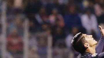 En la actitud de Alan Pulido se sintetiza el papel que Chivas está teniendo en el Clausura 2018 de la Liga MX. (Foto: Imago7/Imelda Medina)