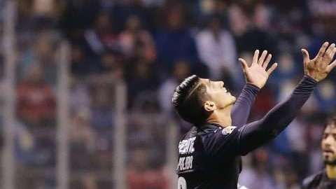 En la actitud de Alan Pulido se sintetiza el papel que Chivas está teniendo en el Clausura 2018 de la Liga MX. (Foto: Imago7/Imelda Medina)