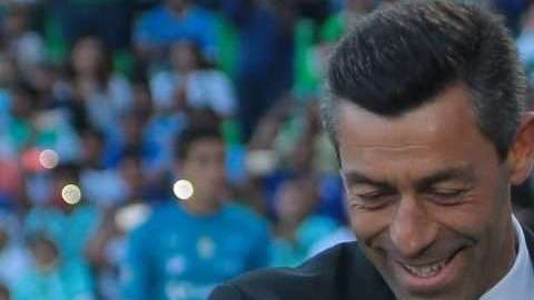 Pedro Caixinha fue exhibido por su exequipo Santos, y en Cruz Azul los aficionados ya lo quieren fuera de la institución. (Foto: Imago7/ Jesús Ruíz)